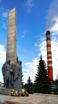 Монумент боевой и трудовой славы с вечным огнем город Реж