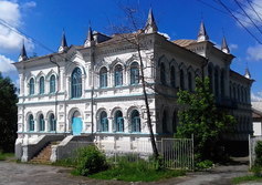 Самое красивое старое здание города Реж - бывшее двухклассное училище