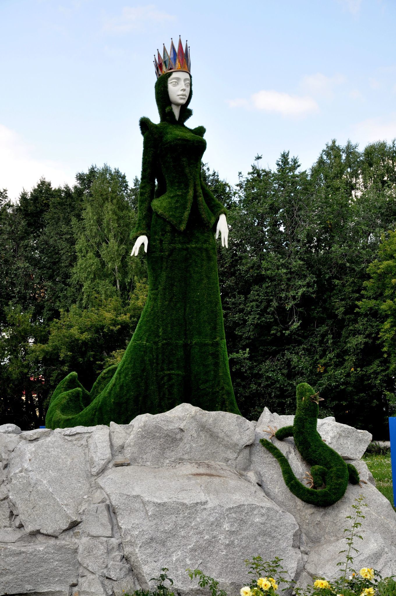 Памятник хозяйке медной горы в Екатеринбурге