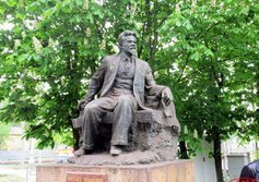 Памятник М.И. Калинину на ж/д вокзале в Твери
