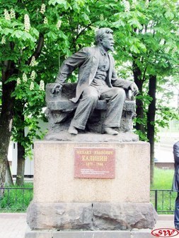 Памятник М.И. Калинину на ж/д вокзале в Твери
