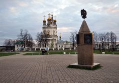 Городская площадь Верхотурья с памятником царю Федору Иоанновичу