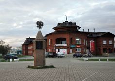 Городская площадь Верхотурья с памятником царю Федору Иоанновичу