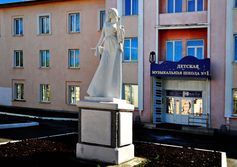 Памятник музе с арфой в Краснотурьинске открыли к дню... металлурга