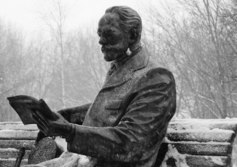 П.И. Чайковский у дома-музея композитора в Клину