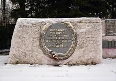 Памятник работникам завода «Химлаборприбор», погибшим в Великой Отечественной войне