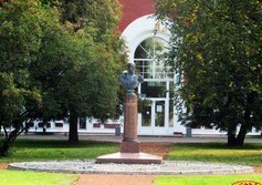 Лисинский лесной колледж (бывшая «лесная школа»)