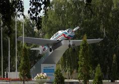 Памятник самолёту Як-18 на территории ИГА