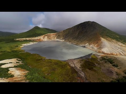 Озера - Кипящее и Горячее в кальдере вулкана Головнина на острове Кунашир