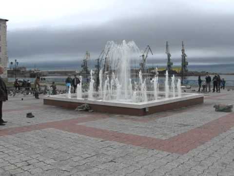 Фонтан на площади Мира в Холмске Сахалинской области