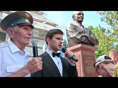 Бюст В.С. Ланового