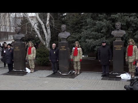 Памятники Сталину в Южно-Сахалинске установленные в 40-50 годах ХХ века