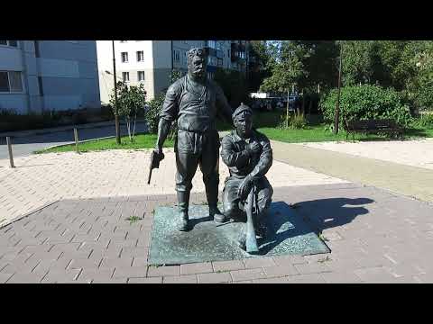 В центре Южно-Сахалинска, напротив СИЗО, установлен памятник Верещагину и Петрухе